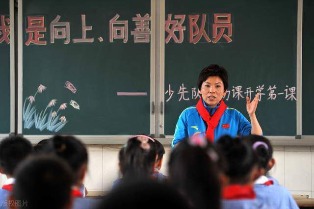 在80年代这样一个充满了希望和梦想、同时也滋生了邪恶与贪念的全新时代里，神奇女侠将继续守护正义，捍卫爱与真理